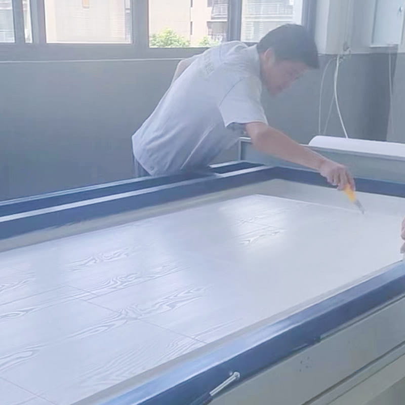 LM567 PVC ভ্যাকুয়াম থার্মোফর্মিং আঠালো কাঠের প্লাস্টিকের দরজাগুলির জন্য আঠালো